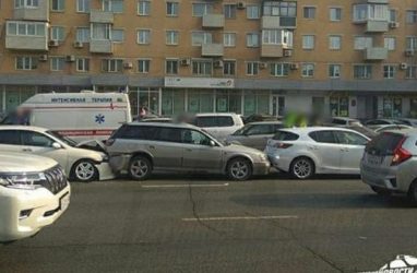 Массовое ДТП во Владивостоке: столкнулись три машины