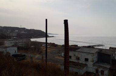 Жителей Владивостока напугала накренившаяся труба на территории минно-торпедного арсенала