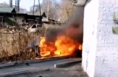 Машина с четырьмя людьми в салоне перелетела крышу магазина в Приморье и сгорела дотла