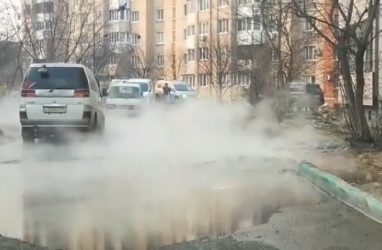 Во Владивостоке на улице течет кипяток — очевидцы