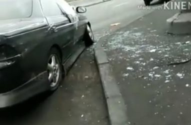 Во Владивостоке водитель разбил машину и сбежал