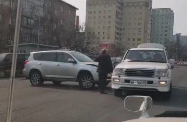 Автомобилист протаранил «Ленд Крузер» во Владивостоке