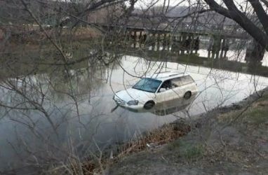 Владивостокцы рано утром обнаружили утопленный автомобиль в реке
