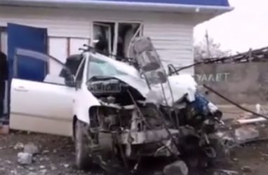 «Машина в хлам»: в Приморье автомобиль снёс столб и протаранил магазин — видео