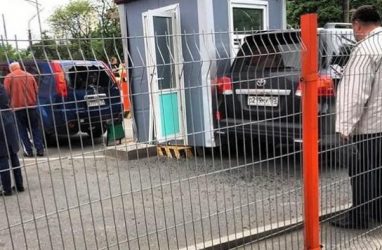 Необычное ДТП: во Владивостоке машина врезалась в пост охраны