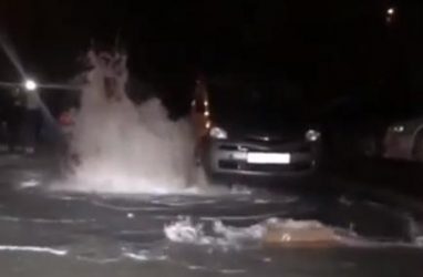 Трубу прорвало во Владивостоке: потоки воды хлынули на Народный проспект