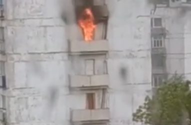 Ужасающее видео: в Приморье мужчина вытянул двух девушек из жуткого пожара этажом ниже