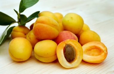 Приморцев чуть не накормили заражёнными абрикосами из Китая