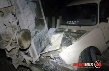 В Приморье грузовой вагон рухнул на припаркованный автомобиль