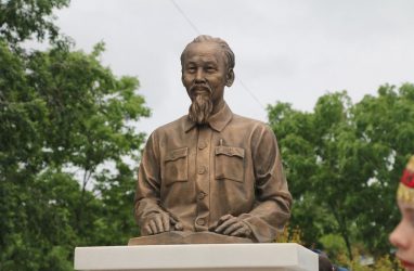 Памятник Хо Ши Мину открыли во Владивостоке