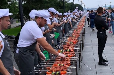 Во Владивостоке грузинский ресторан приготовил 100-метровый шашлык
