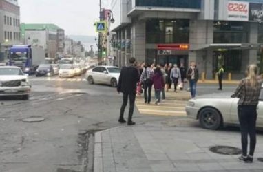 Во Владивостоке неуправляемая машина сбила корейских туристок на тротуаре