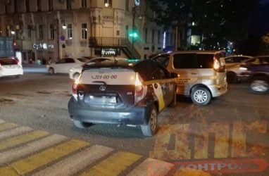 В центре Владивостока столкнулись два такси