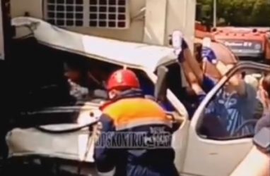 Страшное ДТП во Владивостоке: водителя грузовика зажало в искорёженной кабине