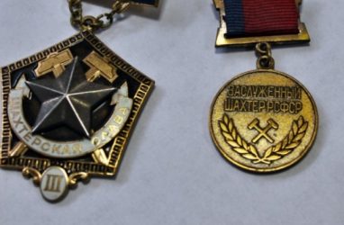 Полицейские вернули пожилому приморцу похищенные медали