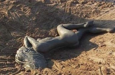 Необычная фигура обнажённой девушки появилась на одном из пляжей Приморья