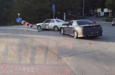 Во Владивостоке автомобиль снёс дорожный знак