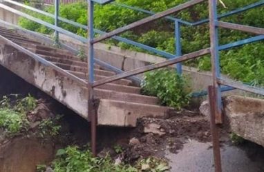 Жителя Владивостока увезли на скорой после падения на размытой лестнице