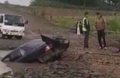 В Приморье во время наводнения чуть не погиб автомобилст