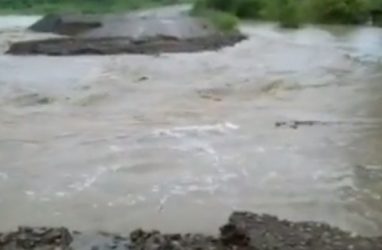 Поток дождевой воды смыл участок дороги в Приморье