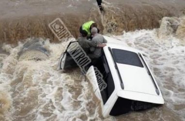 В Приморье машину унесло бурным потоком воды