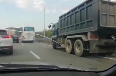 Серьёзное ДТП во Владивостоке: «Приус» чуть не раздавило между грузовиком и автобусом
