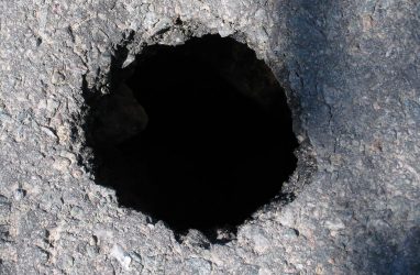Во Владивостоке автомобилистка, объезжая яму, попала в ДТП