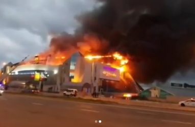 Опубликованы кадры жуткого пожара в ТЦ «Максим» во Владивостоке