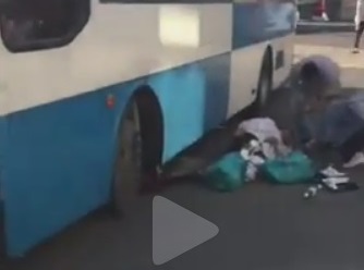 Шокирующие кадры: во Владивостоке автобус наехал на ногу женщине
