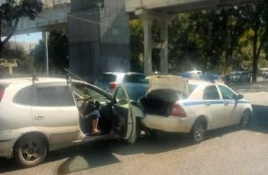 Во Владивостоке автомобилист врезался в полицейскую машину