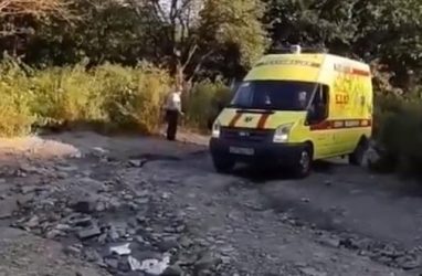 Во Владивостоке «скорая помощь» не смогла подъехать к дому из-за разбитой дороги