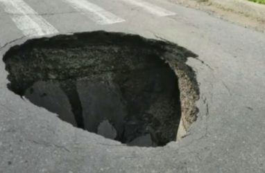 Во Владивостоке горожане обнаружили опасную дыру в проезжей части
