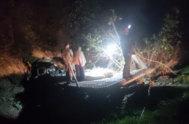 Водитель «ЗИЛа» в Приморье врезался в скалу и погиб на месте
