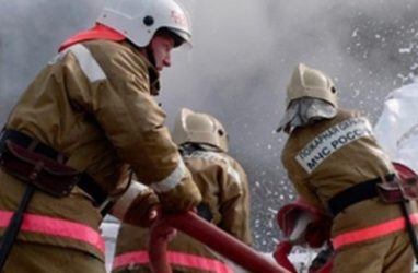В Приморье огнеборцы вынесли женщину из пожара