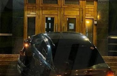 Во Владивостоке автомобилист врезался в здание краевого управления ФСБ