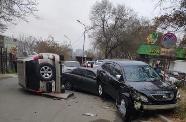Внедорожник завалился набок в массовом ДТП во Владивостоке