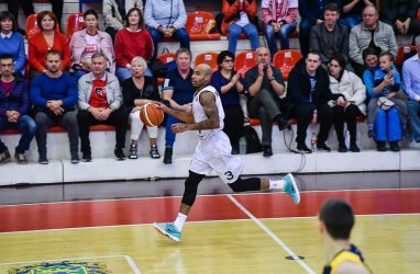 Баскетболист «Спартака-Приморье» удивил публику ярким трюком