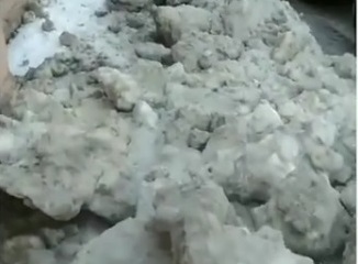 «Пройти невозможно»: жители Владивостока жалуются на заваленный снегом тротуар