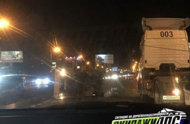 Во Владивостоке пожилой водитель грузовика не справился с управлением и перевернулся