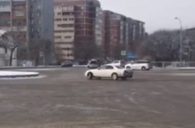 Дрифт на льду средь бела дня устроил автомобилист в Уссурийске — видео