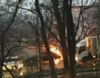 Во Владивостоке на проезжей части горит автомобиль — очевидцы