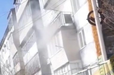 «Кипяток льётся по балконам»: в Приморье в жилом доме прорвало трубу