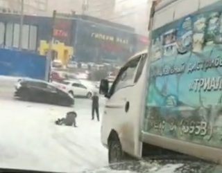 «Второй день рождения»: во Владивостоке мужчина спас женщину из-под грузовика — видео