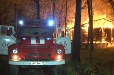Во Владивостоке одноэтажный дом тушили 30 пожарных