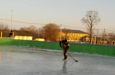 В приморском селе Барано-Оренбургское открыли новую хоккейную коробку