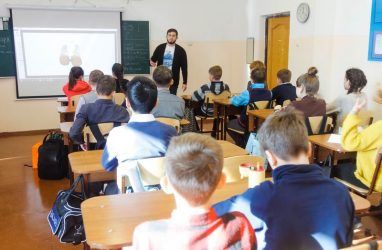 Школьник из Владивостока создал цифрового помощника учителя