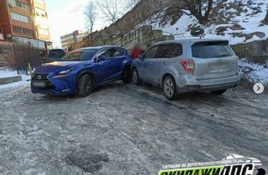 Во Владивостоке дорогой Lexus протаранил Subaru
