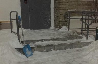 В Приморье мэр города «президентского внимания» поработал лопаткой для уборки снега