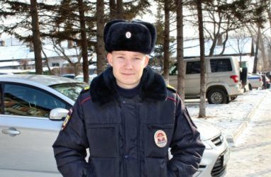 В Приморье полицейский спас горящего бездомного