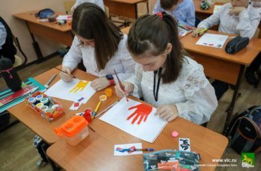 Школьники из Владивостока поддержали китайских врачей, сражающихся с коронавирусом